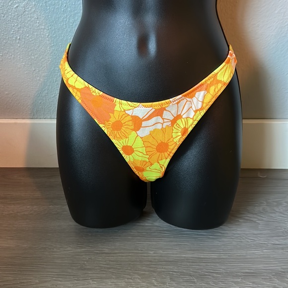 Orange floral Cheeky coverage bottom with top swimsuit set. - Picture 3 of 12